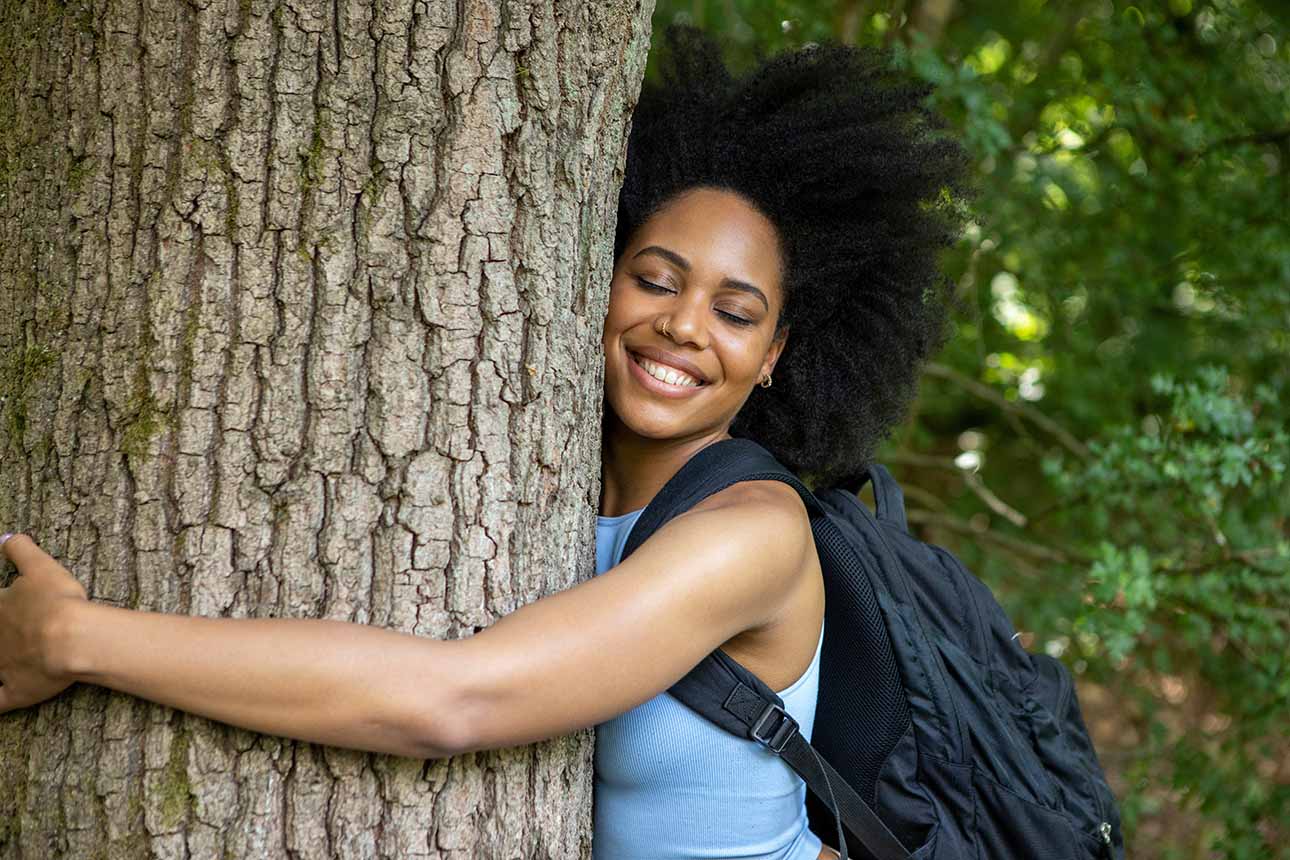 Klimablog Mitmachen Laufen für den Wald 2023 Frau umarmt Baum
