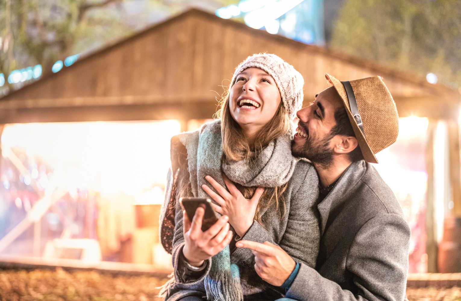 Pärchen in winterlicher Umgebung mit Handy